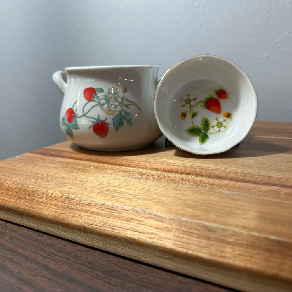 Ceramic Strawberry Serving Bowl and Dish - White with Red Strawberry Motif - Picture 4 of 13